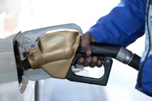 Oil prices plunge over 4% as easing Middle East tensions calm supply fears